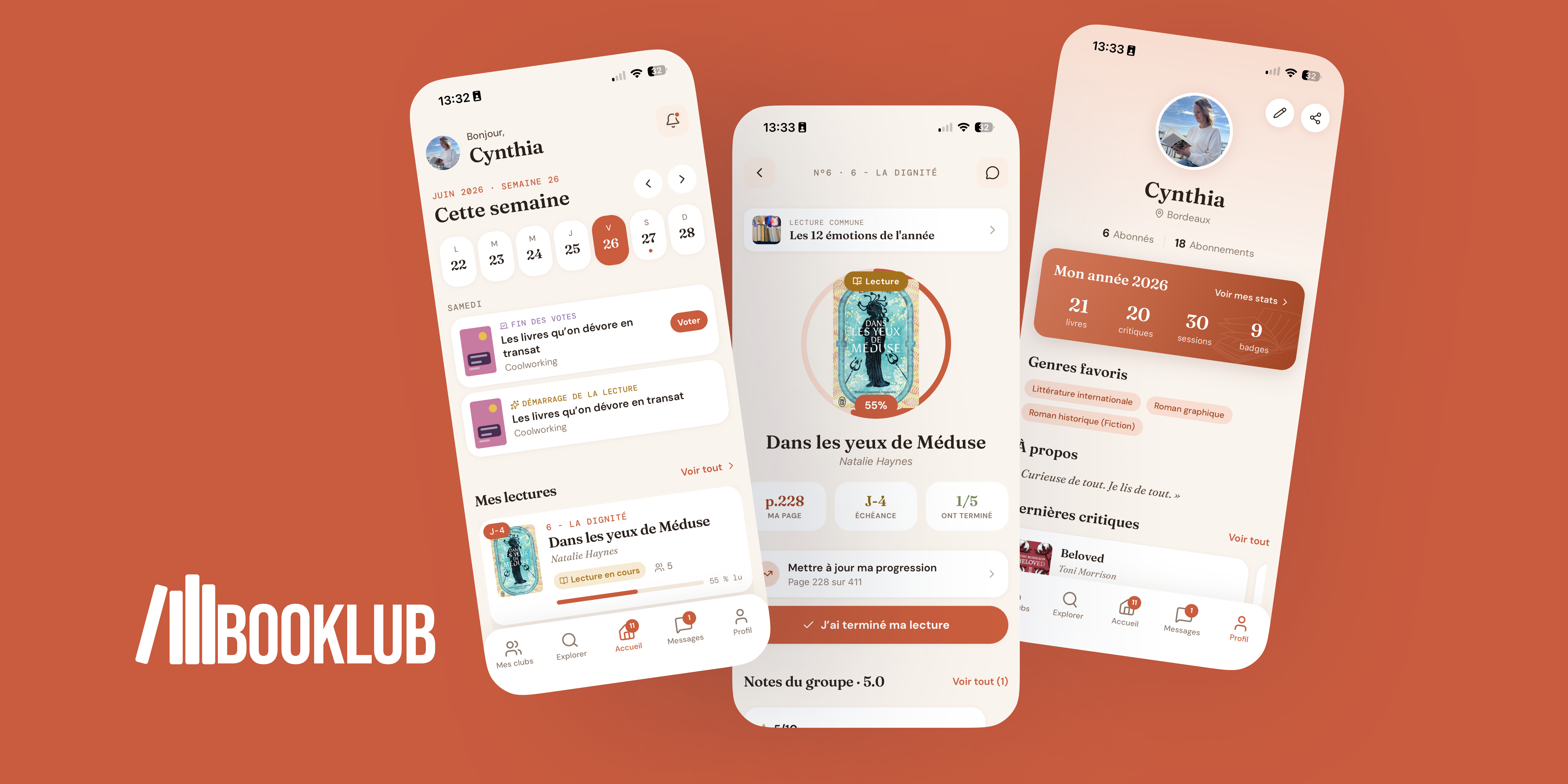Une main tient un smartphone affichant l'application Booklub, entourée de livres dans une ambiance chaleureuse.