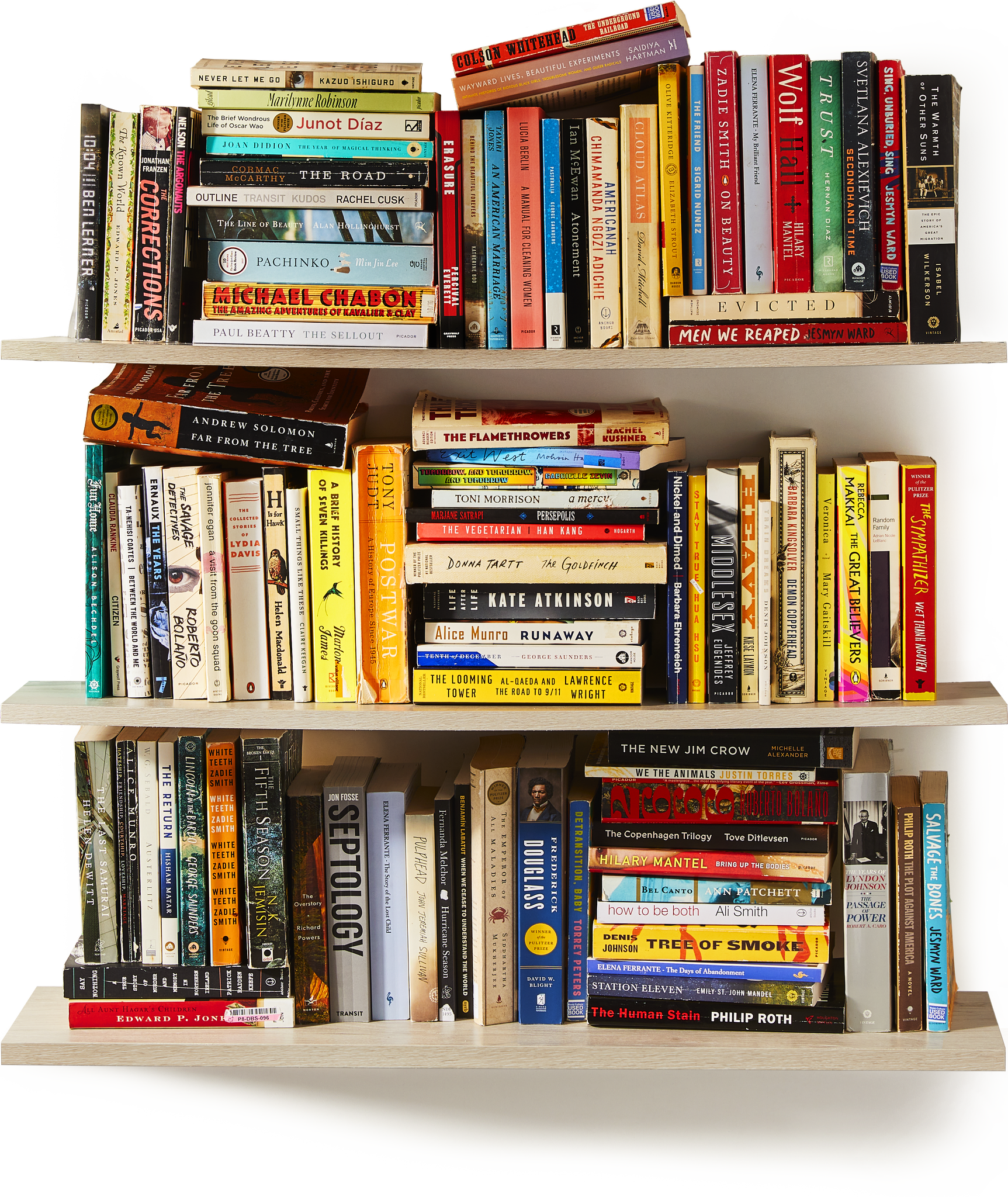 Une bibliothèque remplie de livres alignés sur plusieurs étagères, vue en légère plongée.