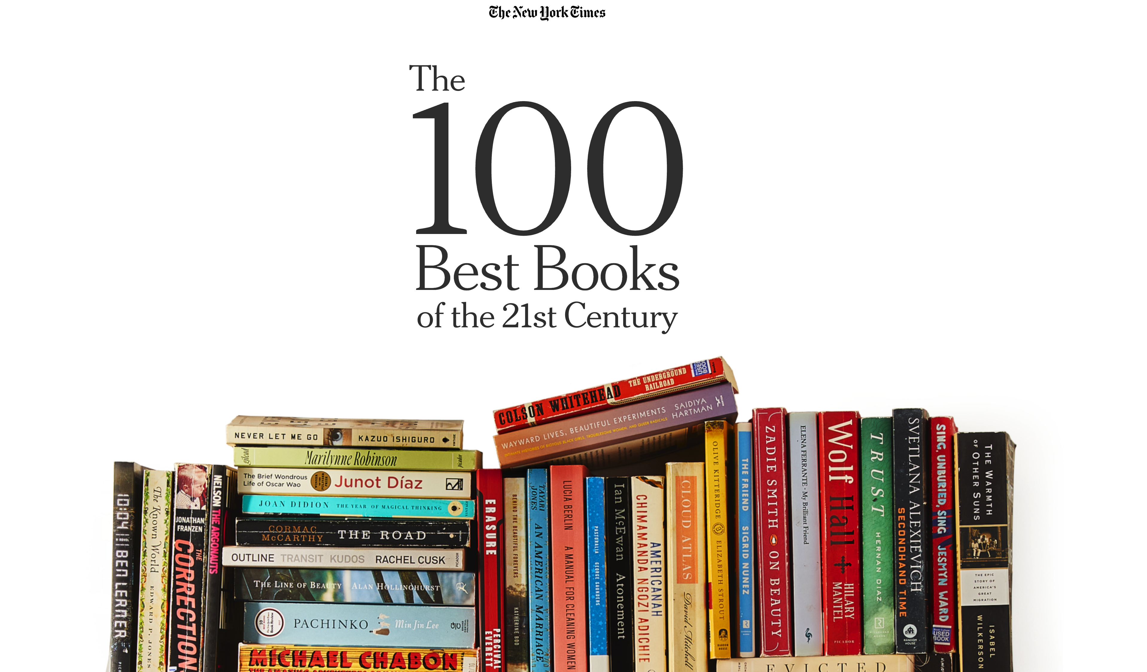 Couverture du New York Times présentant les 100 meilleurs livres du 21e siècle, avec une pile de romans emblématiques.