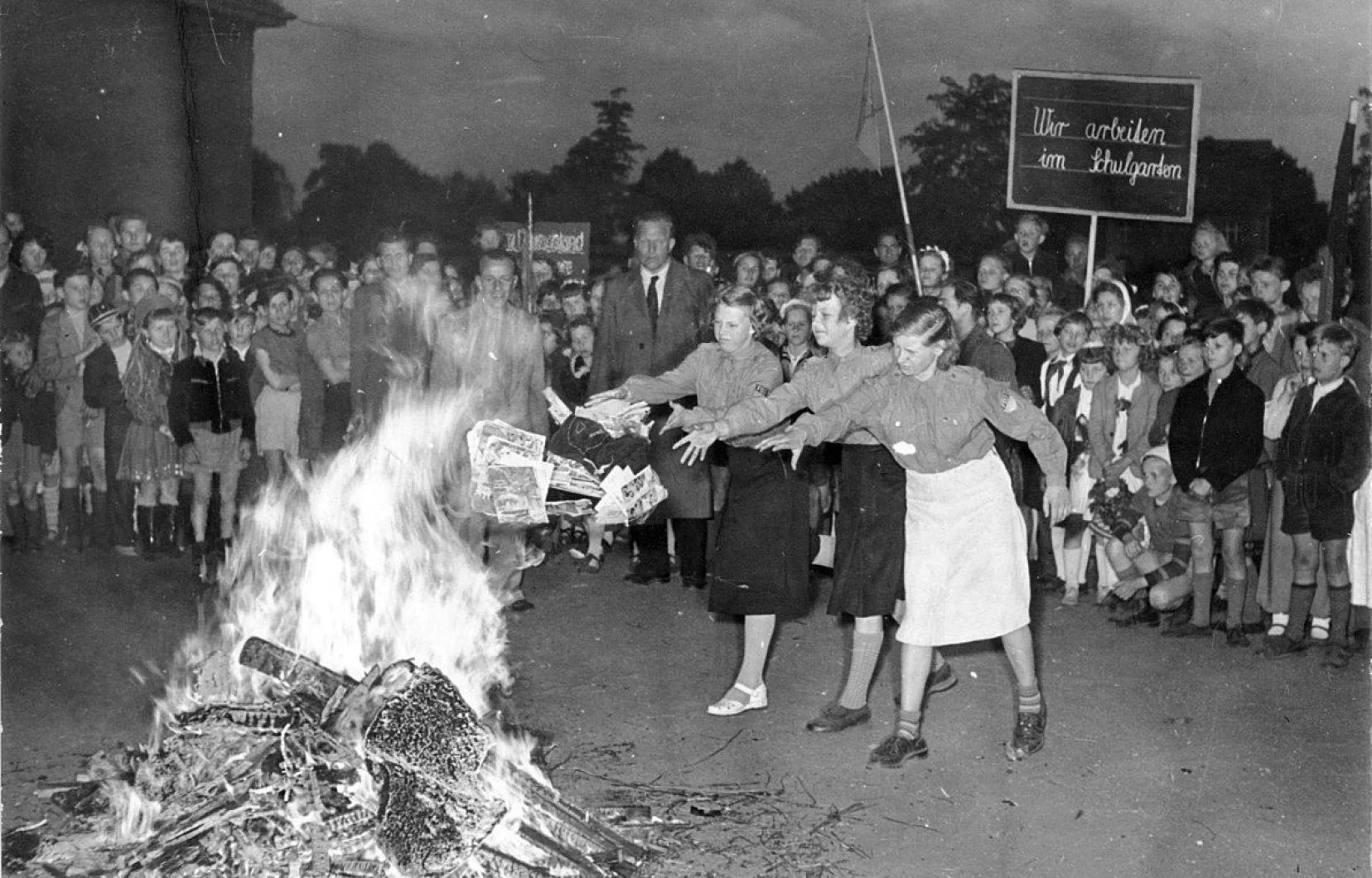 Des étudiants nazis incendièrent environ 25 000 livres qu’ils considéraient comme « non allemands » dans plusieurs villes universitaires. Autodafé le 10 mai 1933