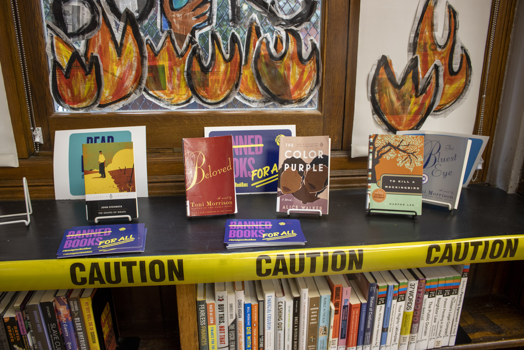 Un présentoir de la Semaine des livres interdits se trouve à la succursale Mott Haven de la bibliothèque publique de New York, dans l'arrondissement du Bronx, le 7 octobre 2023.